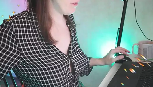 Kıllı amcıklı orta yaşlı seksi kadın çok köpüklü su içiyor ve sonra geğiriyorum, bir sürü geğiriyorum, sonra tuvalete işiyorum