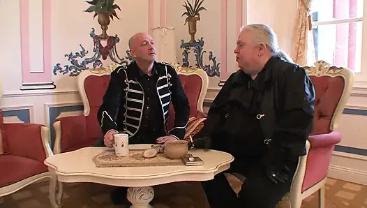 Alman bdsm -köle olarak orta yaşlı seksi kadın