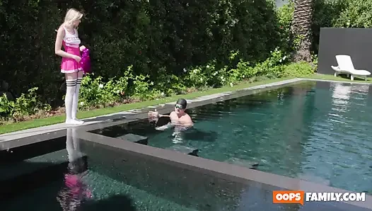 Üvey kız kardeşim tüm özensiz işlerimi destekliyor. Şimdiye kadar sahip olduğum en iyi porno yıldızı!