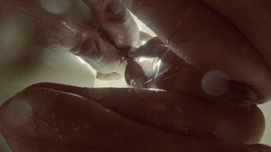 Bir yabancıyı emiyor ve kamp alanında her şeyi yutıyorum