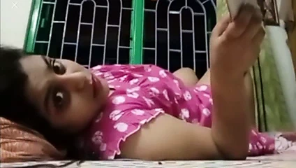 Canlı kamerada pembe elbiseli seksi kalçalı kız