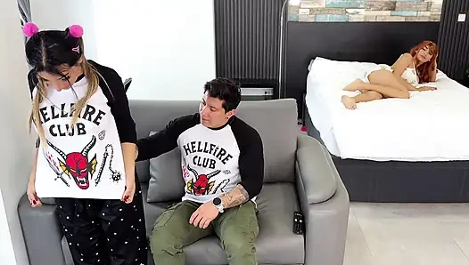 Stranger Things izlerken aldatıyor! Kız arkadaşını ve baldızını sikiyor. İKISININ DE IÇINE BOŞALıYOR!