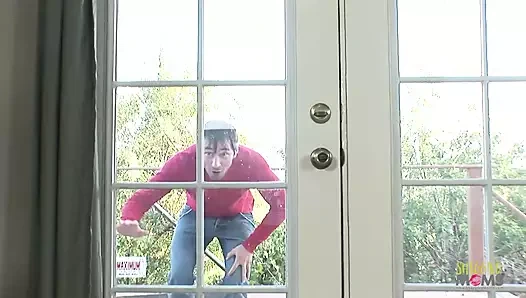 Ponpon kız amına almadan önce kalın bir yarağa boşalmanın tadını çıkarıyor