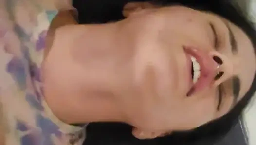 Üvey kız kardeşimi sikiyorum ve parmakliyorum, onu çoklu orgazm ediyorum