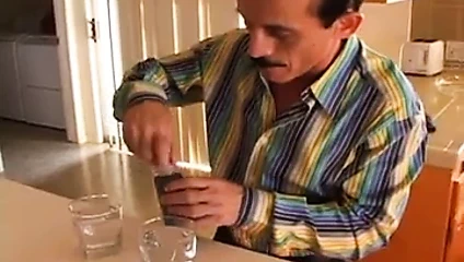 Sandra romain içinde bir kaba dp sahnesi