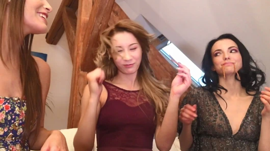 Seksi ve azgın kızlar elbiseli ve kısa mini etekli külotlu ve külotsuz yüksek topuklu bacaklarını dans ediyor ve gösteriyor