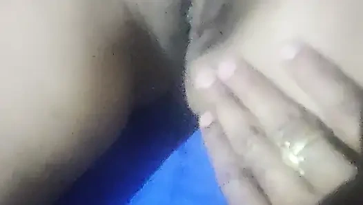 Üvey erkek arkadaşı amcığını üvey sevgilisine gösterdi ve masaj yaptırıyor