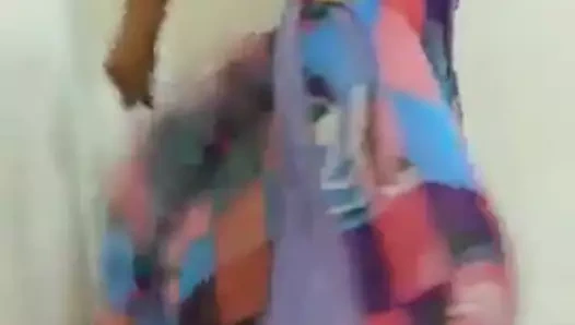 Desi milf soyunma ve Mastürbasyon