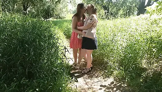 İki kadın kız ve olgun orta yaşlı seksi kadın herkesin içinde yol kenarında işeyen kırmızı külot çıkardı açık havada çiş lezbiyenler öpüşüyor