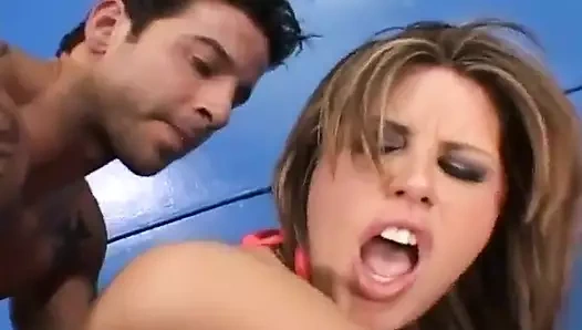 Lisa sparxxx götünü yağlıyor ve büyük göğüslerini sallıyor