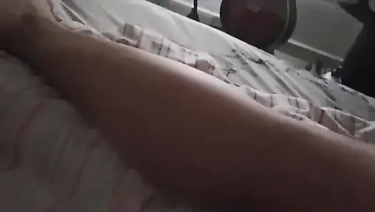 Üvey kız kardeşimi fark etmeden kaydediyorum ve onu okşuyor ve elimi ona koyuyorum