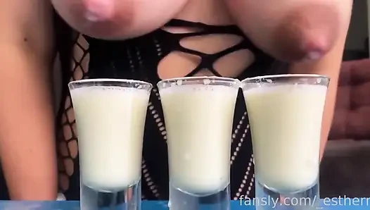 Üç bardağı tam göğüslerimden taze anne sütüyle dolduruyor