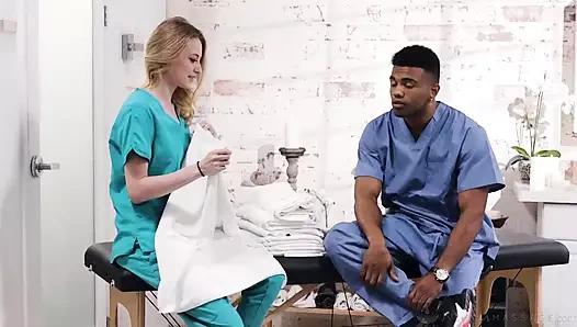 Nuru masajı - genç kyler quinn troy francisco ile buharlı ırklararası nuruya giriyor