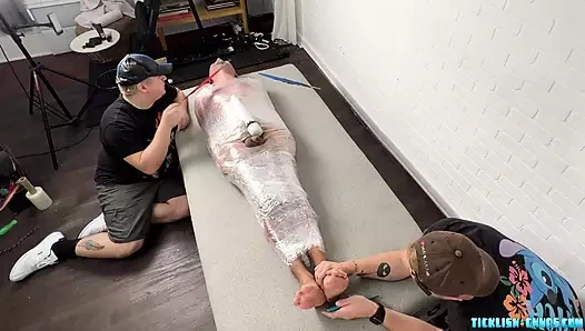 Matt ve Ryder mumyalanmış pup saki'de gıdıklıyor