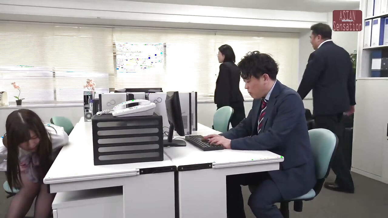 Siyah külotlu çoraplı kadın ofis çalışanı - kesim 1