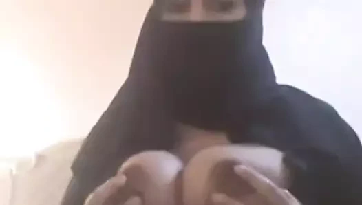 Büyük göğüsler büyük meme uçları