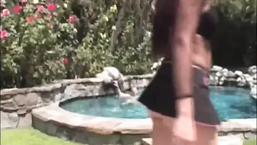 Muhteşem güzellik Emma Cummings dölleniyor