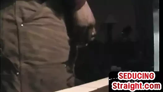Gerçek amatör str8 nostaljik yakın çekim videosunda yağlanmış yarakla mastürbasyon yapıyor