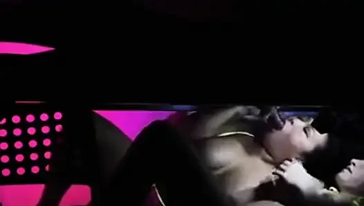 Krystal ve Kyla sağım masasında büyük siyah bir yarağı çifte sikiyor