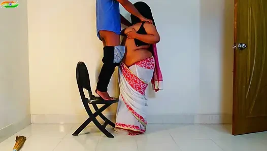 Orta yaşlı seksi kadın ateşli Arap kadın elektrikçi servis görevlisinden sikişmek istiyor