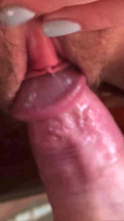 Bir horoz ile klitorisin nazikçe uyarılması. penetrasyon. sperm çeşmesi kadın orgazmı. yakın çekim. | Klip 1