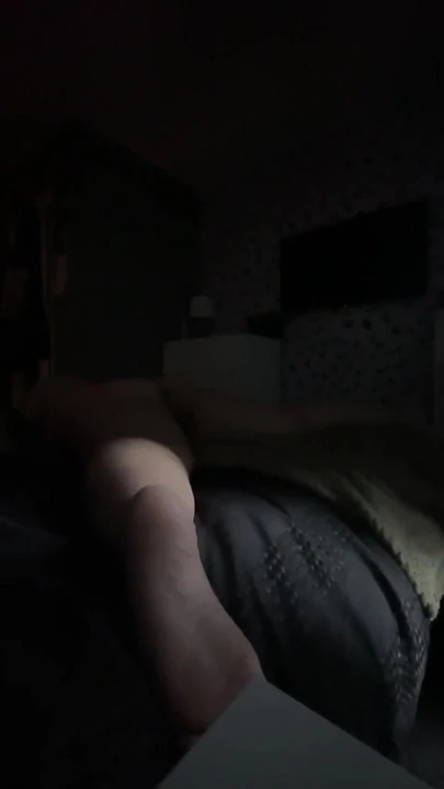 Возбужденная британская жена поедает муженька и трахает пальцами ее киску и сраку до огромного оргазма