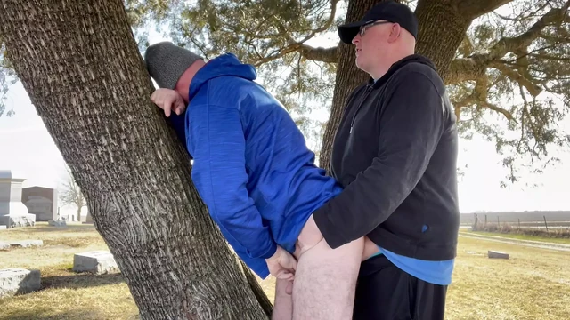 Развлечения на улице на проселочной дороге. Трахаю на сельскохозяйственных угодьях