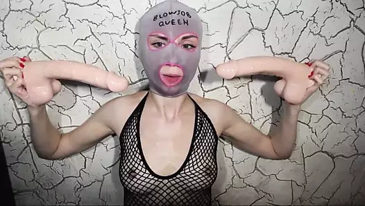 Gırtlağına kadar dildo öğürüyor kraliçe