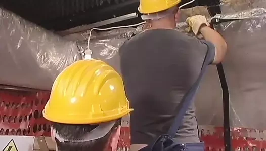 Kaslı adam iş arkadaşını götten sert sikiyor