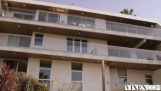 Vixen muhteşem athena Vicki ve kocası tarafından baştan çıkarılıyor