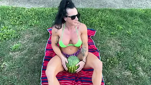 Kaslı orta yaşlı seksi kadın kandys karpuz ezme hakimiyeti