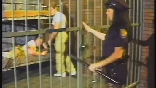 Azgın bebek, sıkı deliklerine büyük direkler tarafından iki kez girildiğinden hoşlanıyor