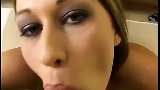 Tatlı yüzlü genç kız patlayan bir fantezi için tüm benliğini bu adama veriyor