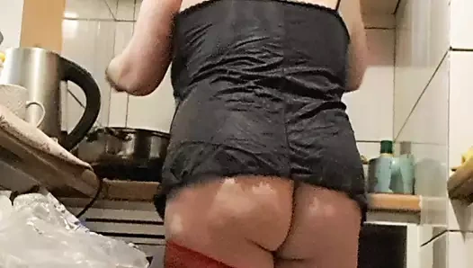 Evli kadın mutfakta kocasını izlerken seks yapmak için azdırıyor