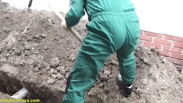 Büyük doğal göğüslü sarışın tombul orta yaşlı seksi kadın sert anal sikişiyor