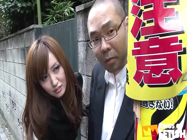 Japon hatun şişeye sperm almak için banyoda büyük yaraklı bir adama sakso çekiyor