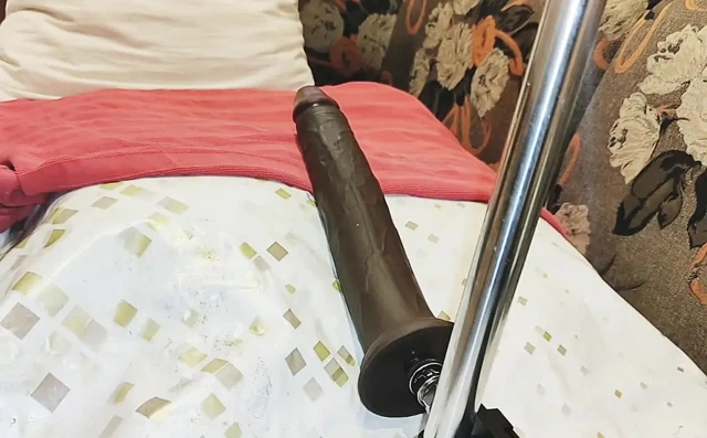 Büyük zenci yarağı dildo ile sikişme makinesi