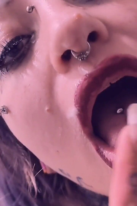 Tombul yüze boşalma gotik tombul kız