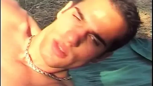Açık havada damlayan ve deliklerini genişleten anal esnetme