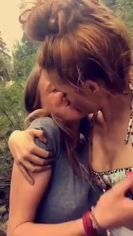 Bella thorne ve bella pendergast - lezbiyen öpücüğü