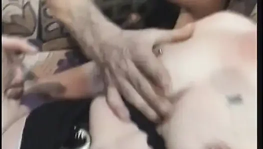 Azgın yaşlı sürtük amını yarakla doldururken yarak emiyor - yaşlı porno
