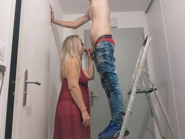 Bir elektrikçi çalışırken emilmek istiyor