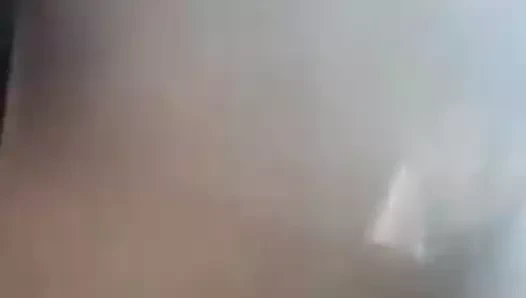 İri göğüslü sarışın kadın amcığını gösteriyor