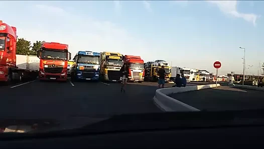pute pose pour des routiers