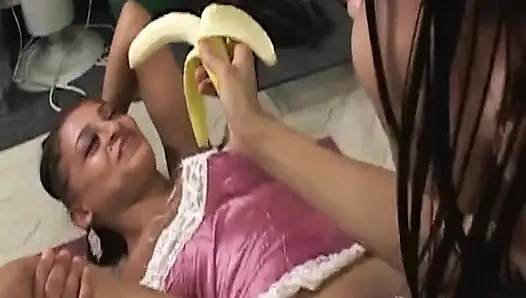 Edepsiz Kız Arkadaşların Lezbiyen Oyuncak Oyunu Ve Amcık Yalama