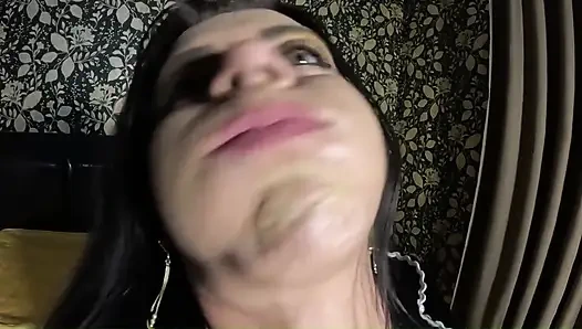 Deve toynağı sürtüyor ve yüzünü sikiyor - büyük memeler, sakso ve 31 talimatı enerji