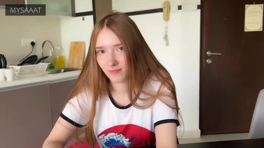 Üvey kız kardeş satrançta kayboldu ve amına iki kez boşalıyor