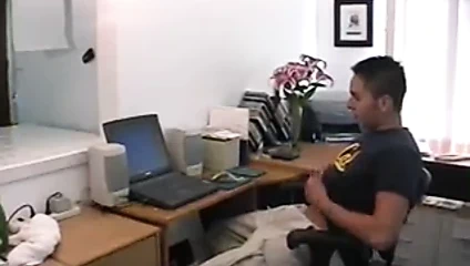 İki cesur erkek birbirlerini soyuyor