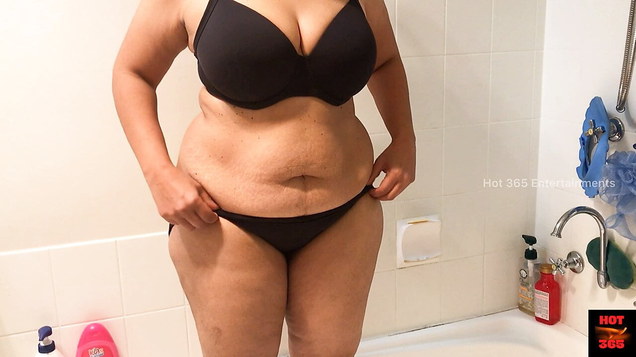 Seksi ve düzgün vücutlu milf soyunma ve alma banyo çıplak