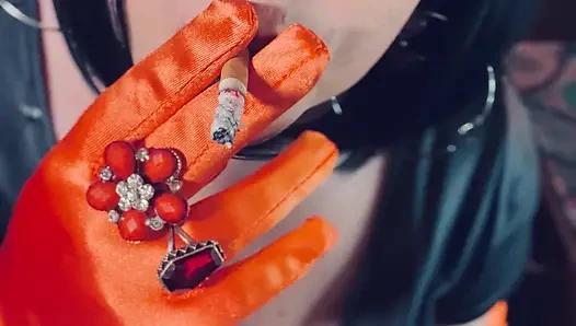 Saten eldivenli genç erkek avcısı Tina Snua 2 sigarayı takip ediyor - eldiven sigara içen sigara içen sigara